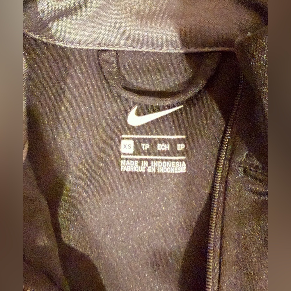 🔥Nike Women's Black Ligth Jacket Size XS EUC🔥 - Picture 4 of 6